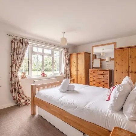 3-Bed Family Home With Parking & Large Garden Windsor Exterior photo