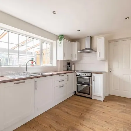 3-Bed Family Home With Parking & Large Garden Windsor Exterior photo