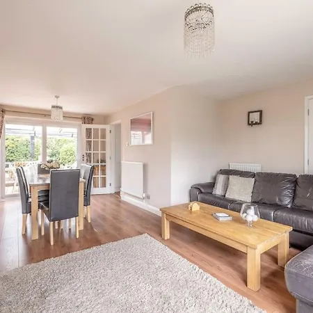 3-Bed Family Home With Parking & Large Garden Windsor Exterior photo