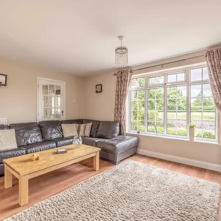 3-Bed Family Home With Parking & Large Garden Windsor Exterior photo