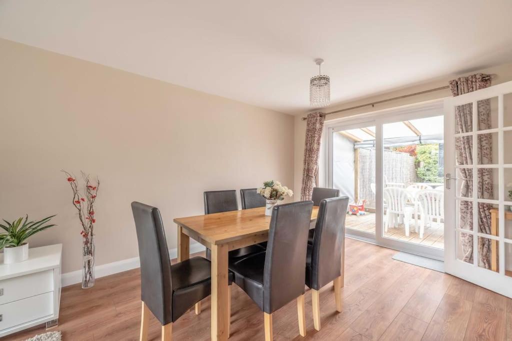 Vakantiehuis 3-bed Family With Parking & Large Garden *