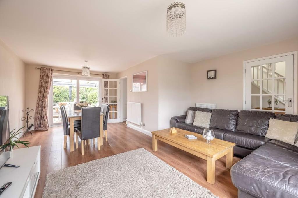 3-bed Family With Parking & Large Garden Vakantiehuis