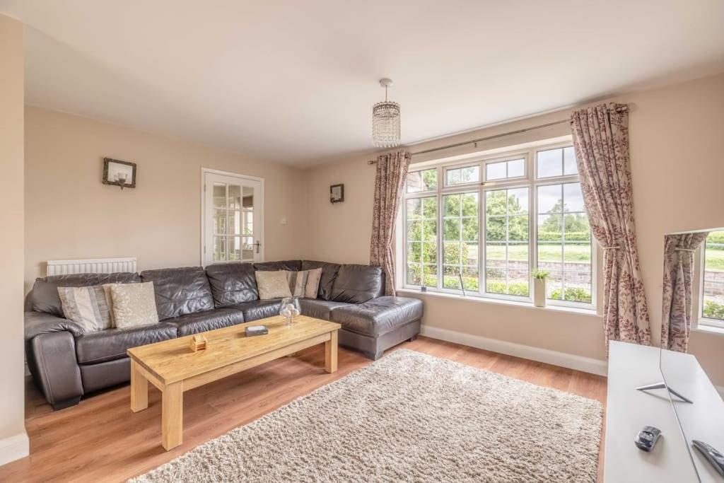 Vakantiehuis 3-bed Family With Parking & Large Garden